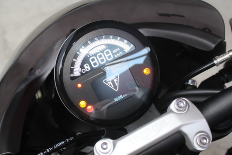 トライアンフ TRIDENT 660 メーター