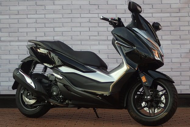 バイク館武蔵村山店　新入荷情報！［ホンダ FORZA/ヤマハ FZS25］