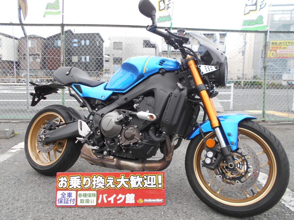 特選中古車のヤマハのXSR900！スクリーン／エンジンガード／USBソケット付の人気カラーモデル！