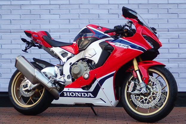 バイク館武蔵村山店　新入荷情報！いめんしぇーびり！［ホンダ CBR1000RR SP］
