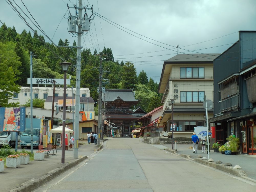 定義山メイン通り