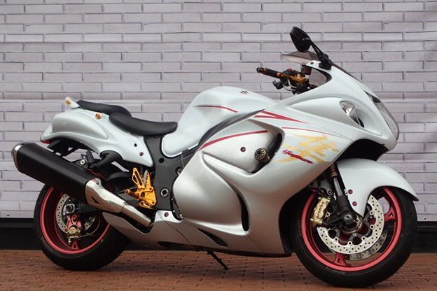 バイク館武蔵村山店　新入荷情報！日本仕様のメガバイク！［スズキ GSX1300R隼］