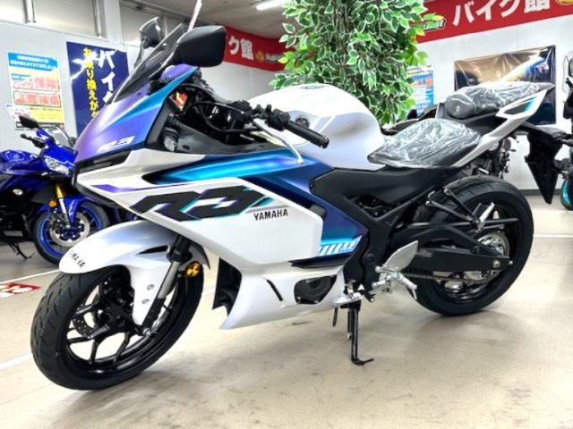 光と角度で表情が変わる。街に映えるＹＺＦ－Ｒ３新車入荷。