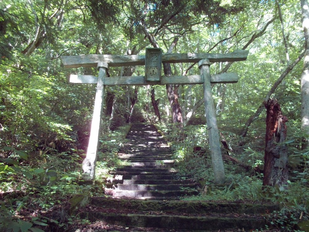 羽黒山神社鳥居内側