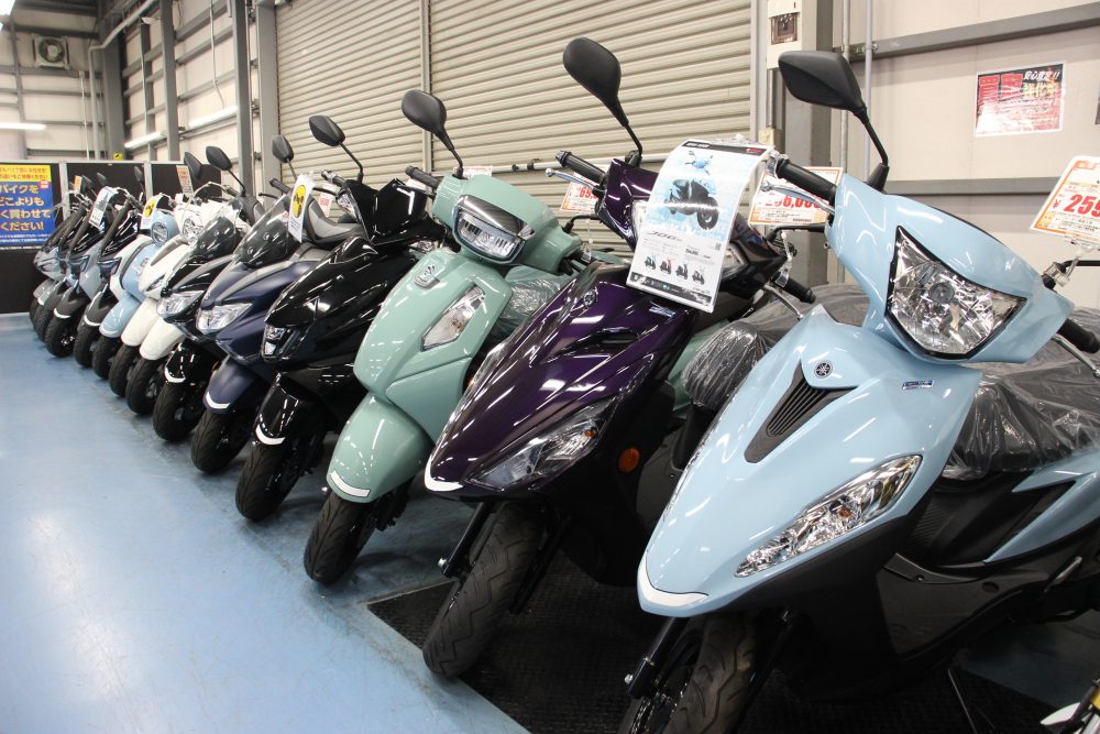 スクーターがたくさん止まってる写真