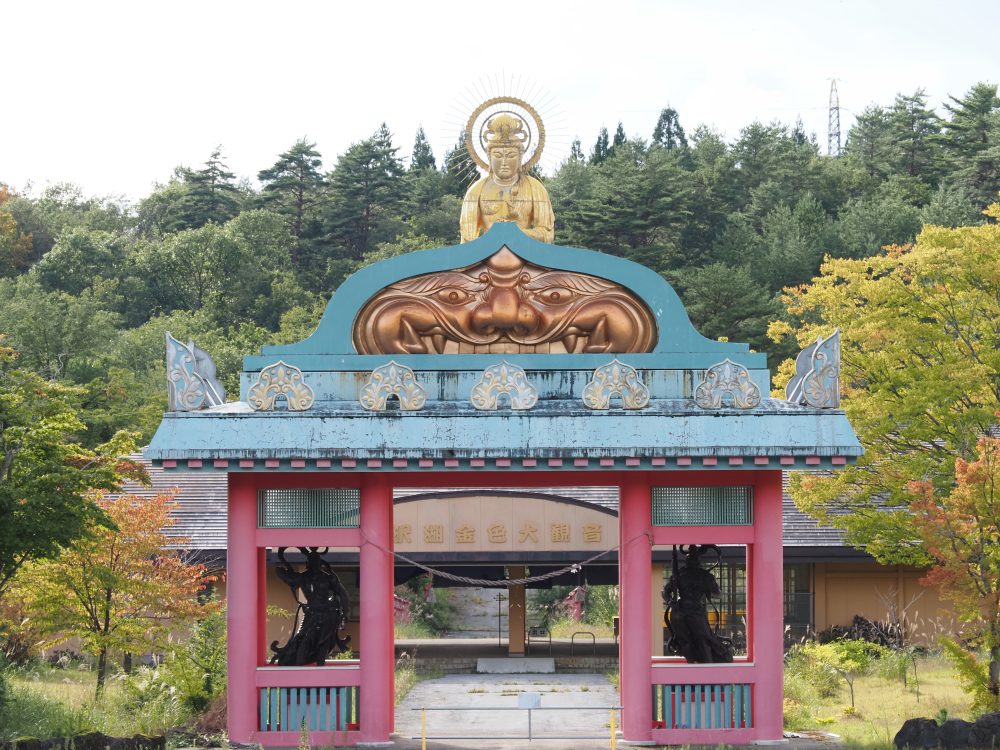 廃墟にたたずむ金色の観音像(ヤマハ MT-25)
