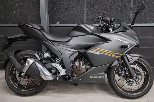 SUZUKI gixxer250sf