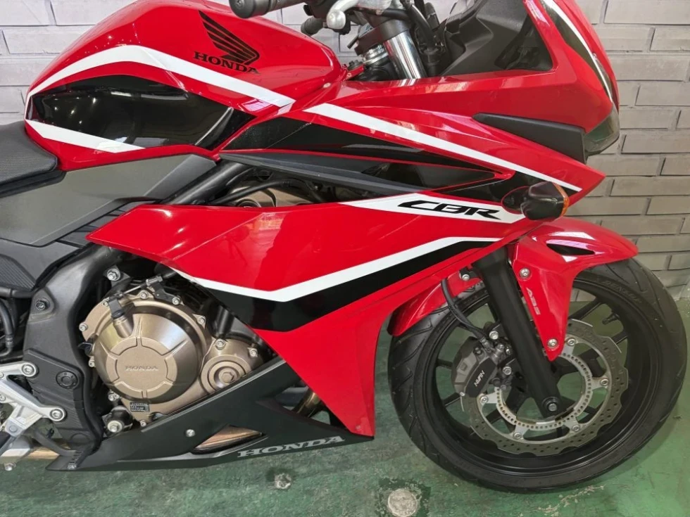 ホンダ CBR400R 街乗りからロングツーリングまで快適に楽しめる一台の
