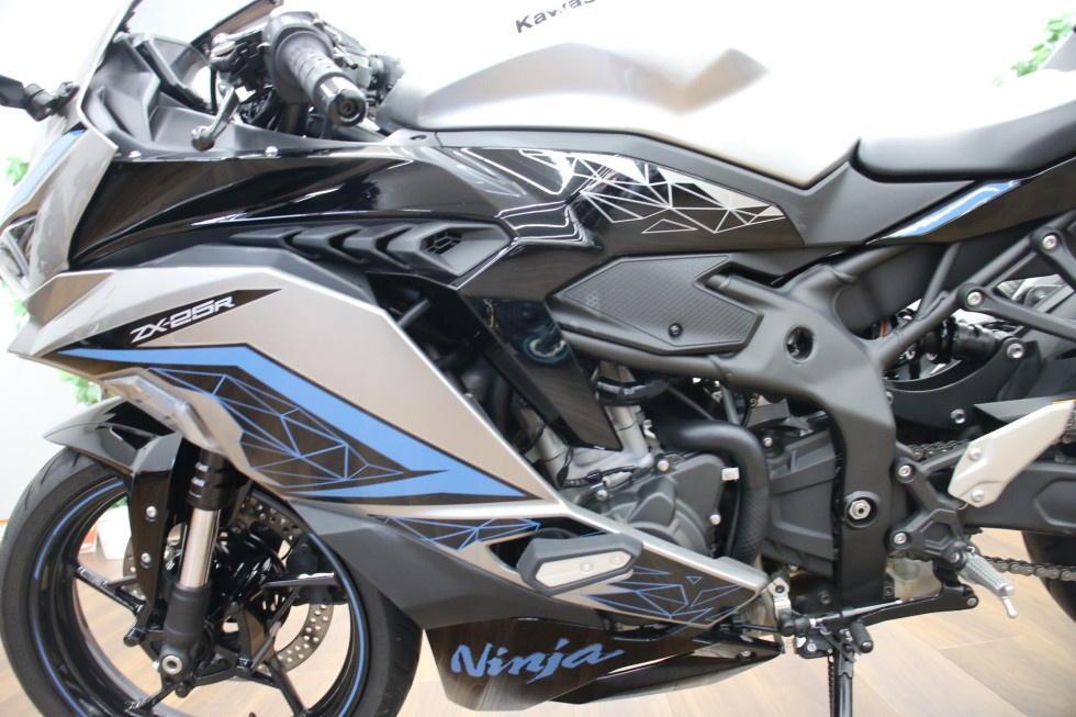 Dr.arrivo がなんと正規価格¥105,840が¥39,800 カワサキ ZX-25R SE 2024年モデル スライダー付き のほぼ