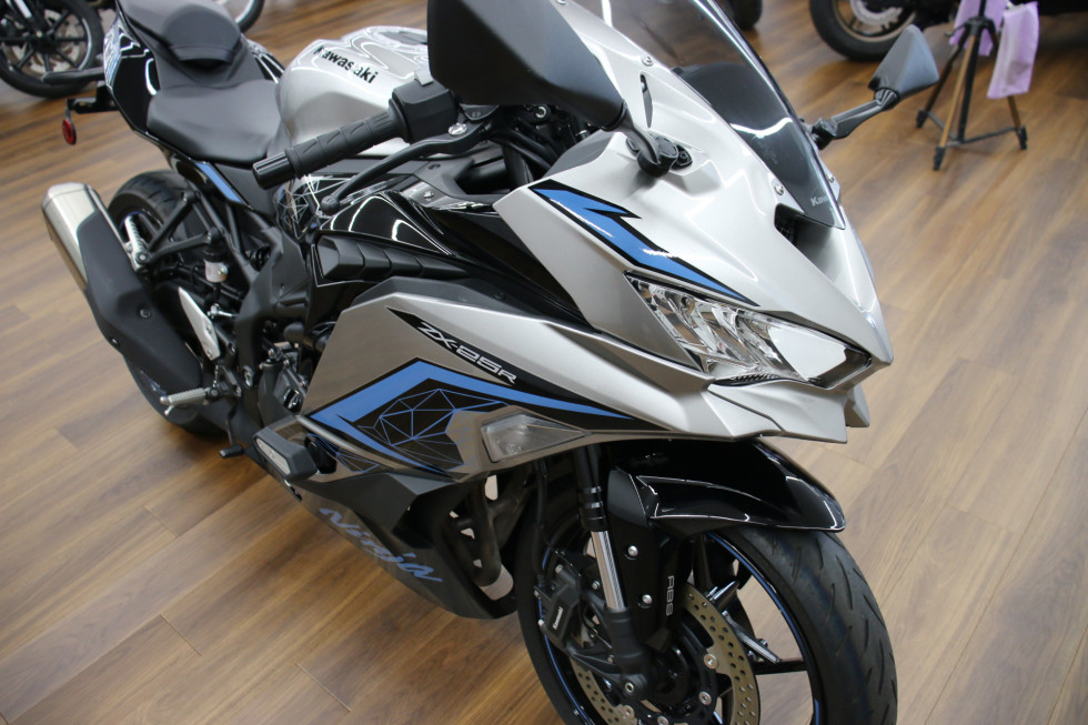 カワサキ ZX-25R SE 2024年モデル スライダー付き のほぼ
