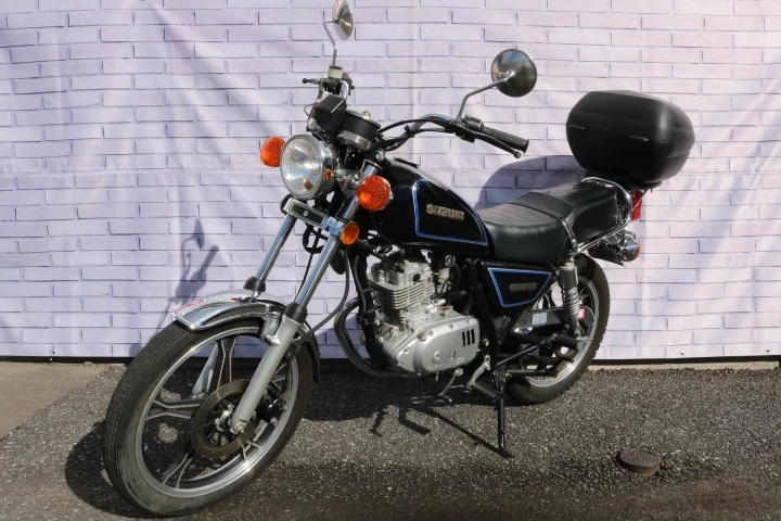 NO.3777　ＧＮ１２５Ｈ　空冷4サイクル単気筒エンジン　リヤボックス付き　ブラック　☆彡 スズキ GN125H リアボックスの詳細 | 中古・新車バイクの販売・買取