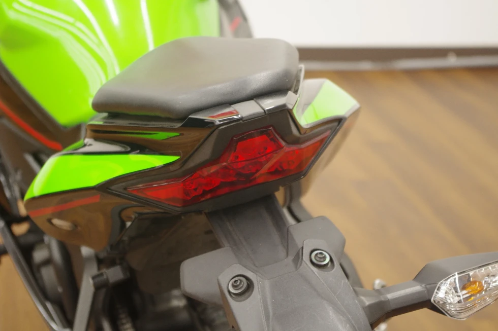 カワサキ ZX-25R SE 2022年モデル ETC マルチバー装備の詳細